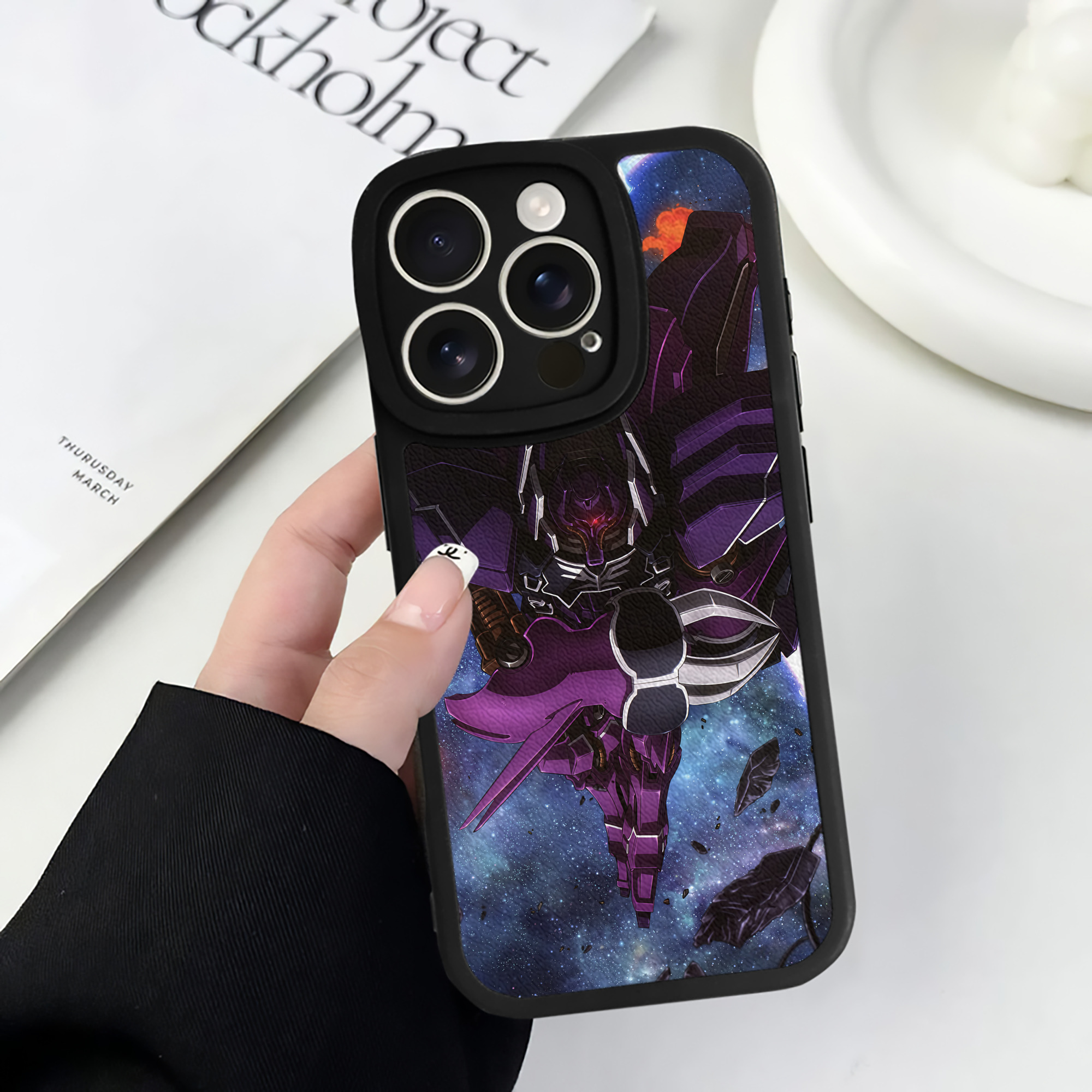 （画像用） 機動戦士ガンダム Mobile Suit Gundam 【iPhone 16シリーズ対応】シリコンスマホケース（レザー調） 材質：シリコン